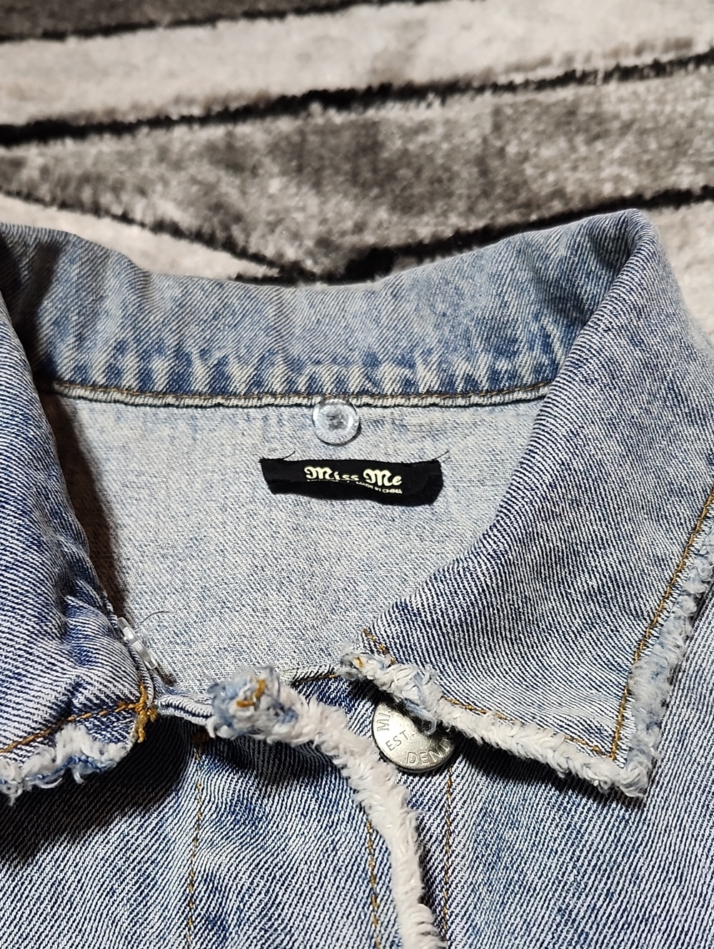 MISS ME DESTUCTED PLAID RAW-EDGE FRAYED CROPPED BUTTON-DOWN DENIM JACKET - Picture 6 of 15
